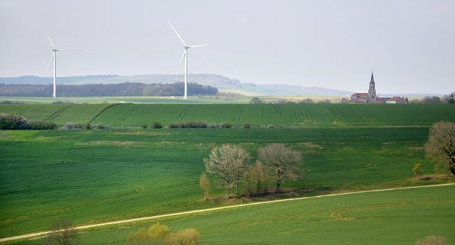 Panorama avec éoliennes terriennes : énergies renouvelables et énergies non renouvelables