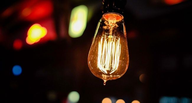 ampoule allumée - idée et innovation