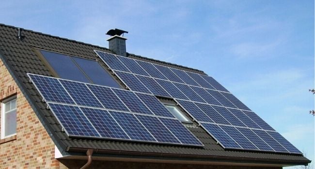 maison particuliere avec toit recouvert de panneaux solaires photovoltaïques